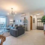 Paparazzi - Riverviews Apartment *