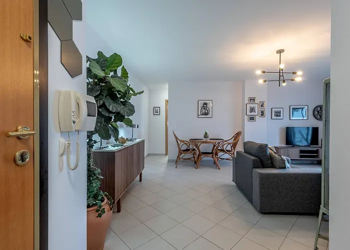 Paparazzi - Riverviews *